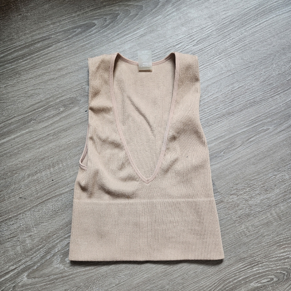 CREAM COLOR DYNAMIC TOP IN EXCELLENT CONDITION
